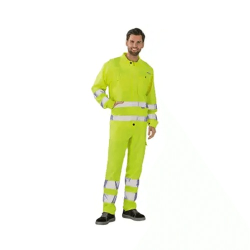 Ein Mann mit einer Warnschutz-Bundhose