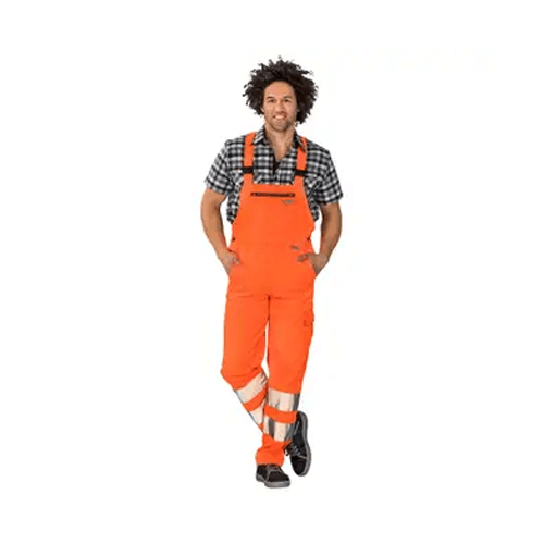Ein Mann mit einer Warnschutz-Latzhose