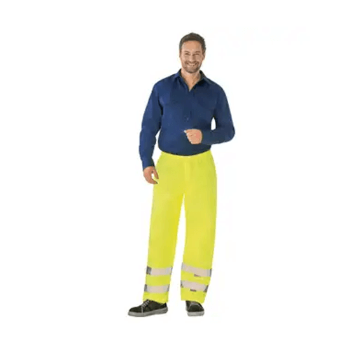 Ein Mann mit einer Warnschutz-Wetterschutzhose gegen Regen und Storm. 